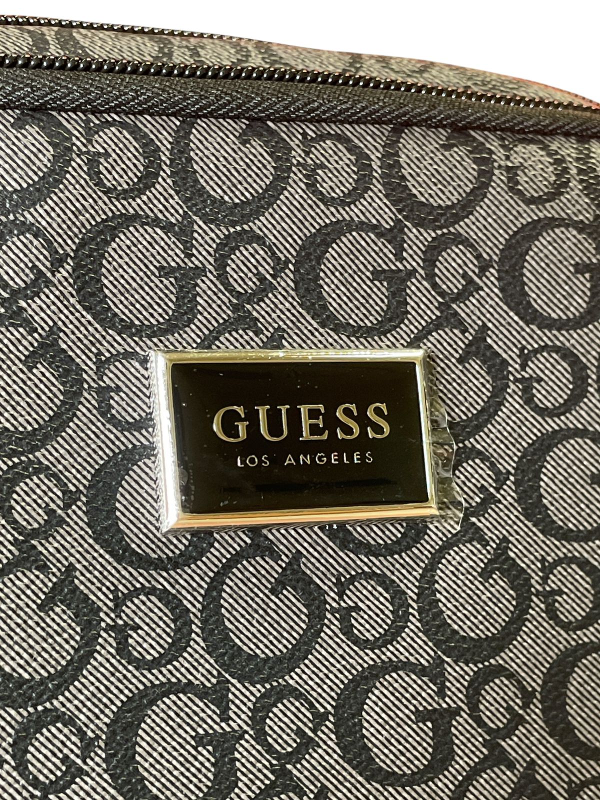 Cosmetiquera Guess “G Monogram” – Elegancia compacta que va contigo